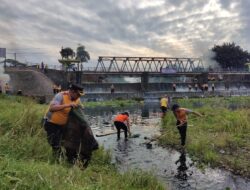 Serentak Laksanakan Agenda Bersih-Bersih Sungai Tambak Lulang,Polres Kudus Kerahkan Jajarannya.